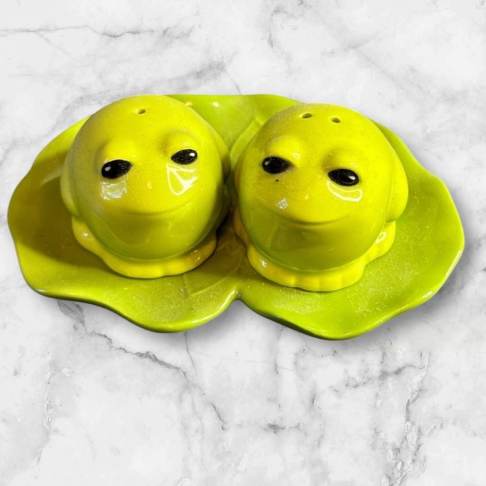 Grasslands road ceramic green frogs on lily pad salt and pepper shakers